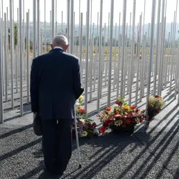 Un homme se recueille devant le mémorial figurant le cratère de l'explosion d'AZF, une oeuvre inaugurée en 2012.