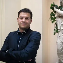 Guillaume Musso fait visiter "Un appartement à Paris"