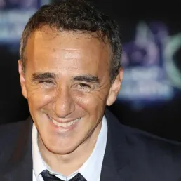 Elie Semoun: "Je chante pour me moquer de moi-même"