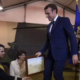 Emmanuel Macron veut être un chef de guerre