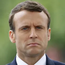 Le difficile retour sur Terre d'Emmanuel Macron