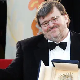 Michael Moore remporte la Palme d'or lors du Festival de Cannes en 2004.