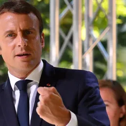 Macron commente l'actu française à l'étranger