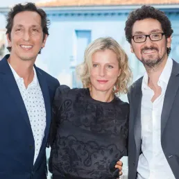 Stéphane Foenkinos (à gauche), en compagnie de son frère, David Foenkinos (à droite) et de Karin Viard (au centre)