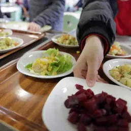 Un maire peut-il refuser l’inscription d’un enfant à la cantine ?