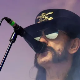 Arte rend hommage à Lemmy Kilmister