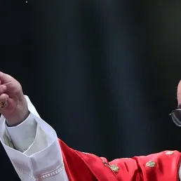 Caroline Pigozzi : "Le pape François parle vrai"