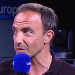 Nikos Aliagas, l’œil ouvert sur le monde