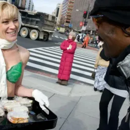Des militants du PETA (Ethical Treatment of Animals) distribuent en bikini, en plein Hiver, des sandwichs au tofu pour promouvoir la nourriture "Vegan" (Washington, 2010)