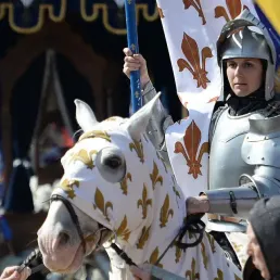Une comédienne du Puy du Fou interprétant Jeanne d'Arc