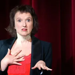 Anne Roumanoff écrit un scénario au bord de l'eau