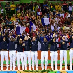 Le journal des sports - La première médaille olympique pour le hand féminin
