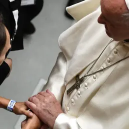 Le pape François accueille des survivants de l'attentat de Nice.