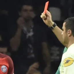 Serge Aurier, le défenseur du PSG, reçoit un carton rouge contre Toulouse, le 23 septembre 2016.