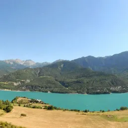 Le lac Serre-Ponçon et le parcours des fées