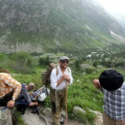 L'écrivain Sylvain Tesson lors d'une randonnée dans les Alpes pour le 150ème anniversaire de la première ascension de la Barre des Écrins (4.102 mètres)