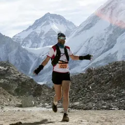 L'ultra-runner Jamie Ross Mackenzie entre l'Everest et Kathmandu.