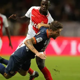 Le milieu de terrain montpelerien Paul Lasne chute face à la défense monégasque de Benjamin Mendy