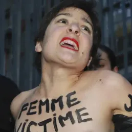 Une militante Femen proteste contre l'enferment de Jacqueline Sauvage.