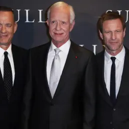 Le pilote Sullenberger au milieu des acteurs Tom Hanks et Aaron Eckhart