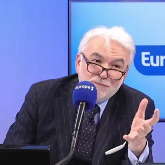 Pascal Praud - «Réparée : Surmonter un AVC à 29 ans» : le livre bouleversant de Sarah Bardin