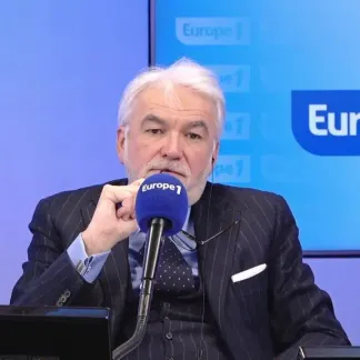 Possible réglementation de X : «Je suis surpris que l'on veuille interdire des chaînes ou des réseaux sociaux», estime Pascal Praud