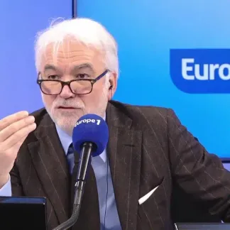 «Donald Trump a annoncé un certain nombre de mesures qui vont secouer les USA mais aussi l'Europe et le monde, mais l'Europe n'y est pas préparée», déclare Louis Aliot