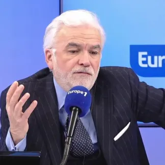 La RTBF diffuse le discours de Donald Trump avec un différé : «on est chez les fous !» s'insurge Pascal Praud