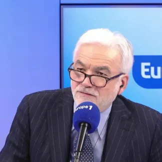 Le maire de Saint-Raphaël instaure un lever de drapeau et une Marseillaise dans les centres de loisirs.