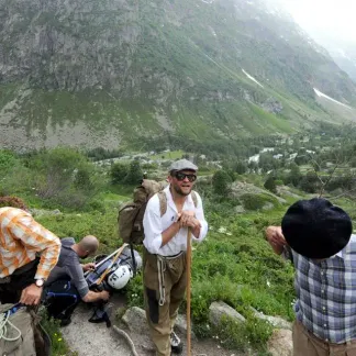 L'écrivain Sylvain Tesson lors d'une randonnée dans les Alpes pour le 150ème anniversaire de la première ascension de la Barre des Écrins (4.102 mètres)