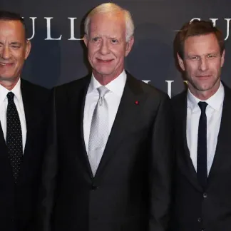 Le pilote Sullenberger au milieu des acteurs Tom Hanks et Aaron Eckhart