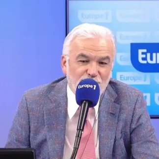 Le Roi Charles III évoque le caractère "effrayant" d'un diagnostic de cancer