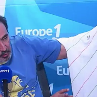 Didier Roustan présente le maillot du Portugal de l'Euro 1984.