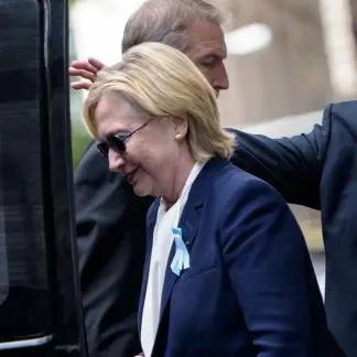 Hillary Clinton quitte son appartement après s'être remise de son malaise lors de la commémoration du 11 septembre.