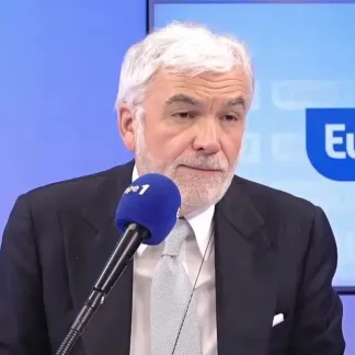 Pascal Praud et vous - Vidéo virale d’Emmanuel Macron à la sortie de son avion : que s'est-il vraiment passé ?