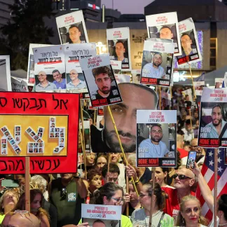 EXTRAIT - Plan de paix pour Gaza : les familles des otages se rassemblent à Tel Aviv