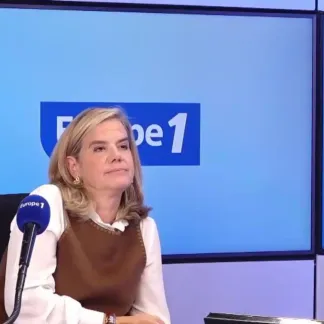 «Si le bloc central continue de s'effondrer, il est possible de retrouver un duel» RN-LFI en 2027, explique Alexandre Chauveau