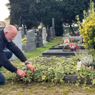 Christian Mallo, nettoyeur de tombes en Alsace.