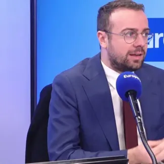 «Ces fillettes ce sont des idiotes utiles, ce sont des armes humaines, utilisées par des islamistes qui sont présents derrière elles», rappelle Sébastien Lignier