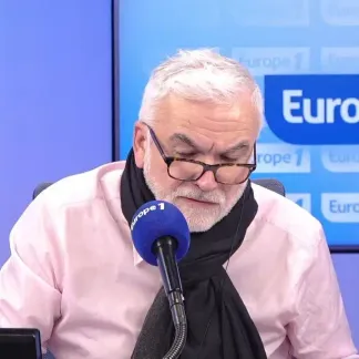 «Louis XVI, Pétain et lui» : Le coup de gueule de Michel Sardou sur l'incarcération de Nicolas Sarkozy