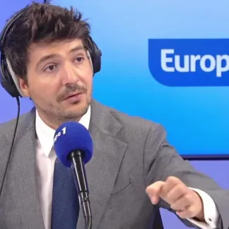 Pierre-Emmanuel Barré compare la police à Daech : «C'est scandaleux, ce n'est pas un humoriste», affirme une auditrice