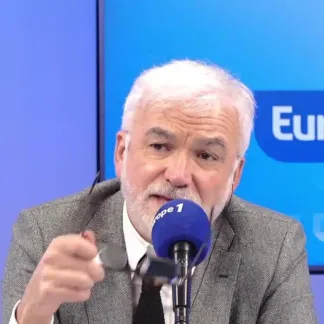 Difficultés économiques de la presse écrite : «Les jeunes n'achètent plus de journaux», regrette Pascal Praud