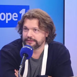 «C'est quelqu'un qui est arrivé au pouvoir et qui travaille en commando avec des petites équipes. Il y a vraiment une volonté d'être en fait un maître espion» confie Pierre Gastineau à propos d'Emmanuel Macron