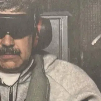 Capture de Nicolás Maduro : Donald Trump publie une photo du président vénézuélien menotté, un masque sur les yeux