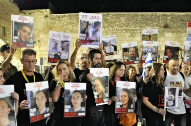 «Je veux que ma famille revienne» : prières et larmes à Jérusalem pour le retour des otages