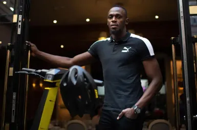 Usain Bolt fait la promotion de sa marque de trottinettes, qui débarque à Paris.