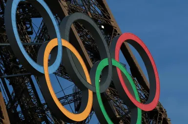 Les anneaux olympiques resteront sur la tour Eiffel au moins jusqu'en 2028, selon Hidalgo