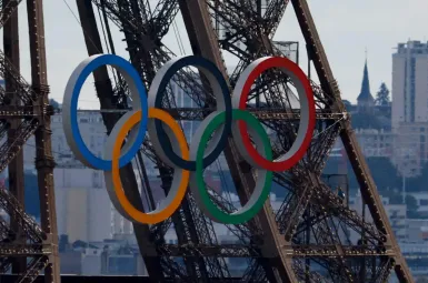 Jeux de Paris : pourquoi des anneaux olympiques font leur apparition sur le pont d'Iéna
