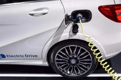 L'État apporte un coup de pouce financier aux particuliers qui souhaitent acquérir une voiture électrique.