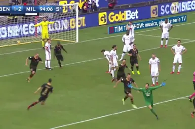 Le gardien de Benevento tout à sa joie après avoir inscrit le but de l'égalisation de son club contre Milan.